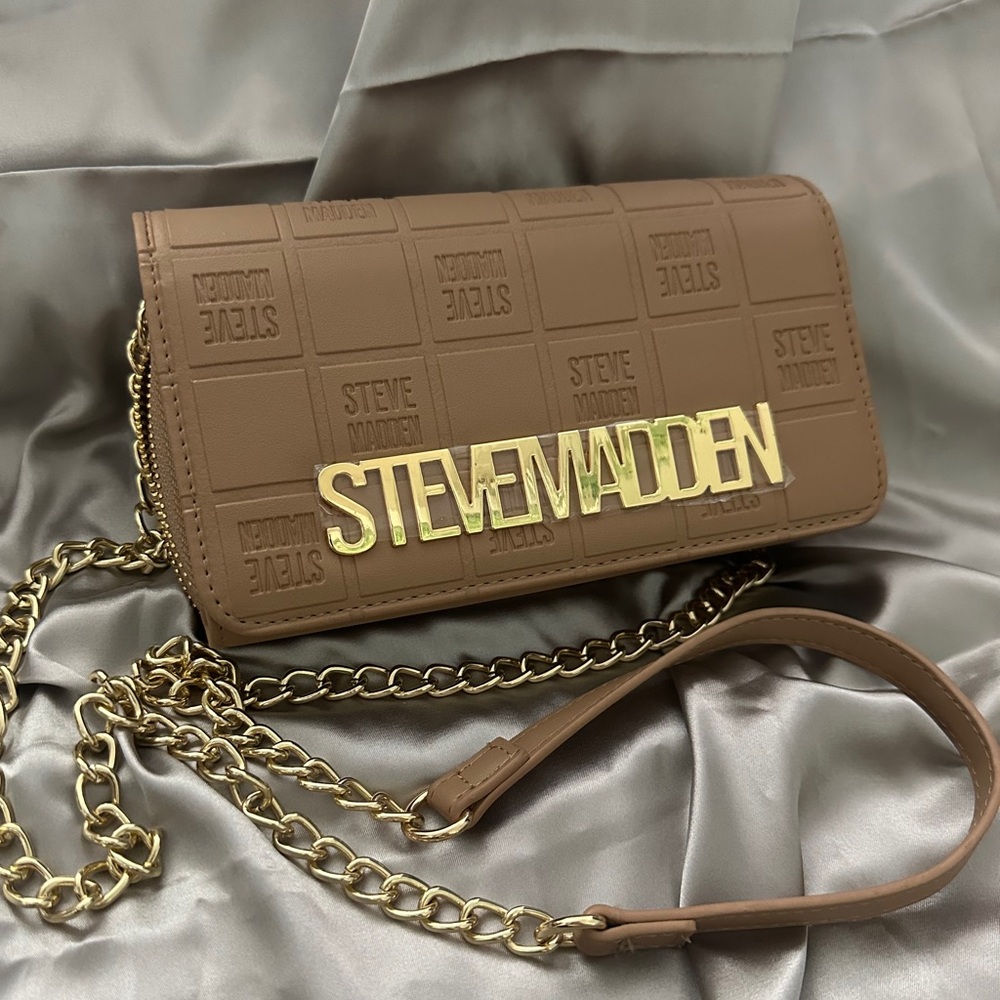 Steve Madden Brown A pro max cell phone fits perfectly